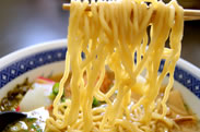 　麺とスープが絶妙に絡み合う！